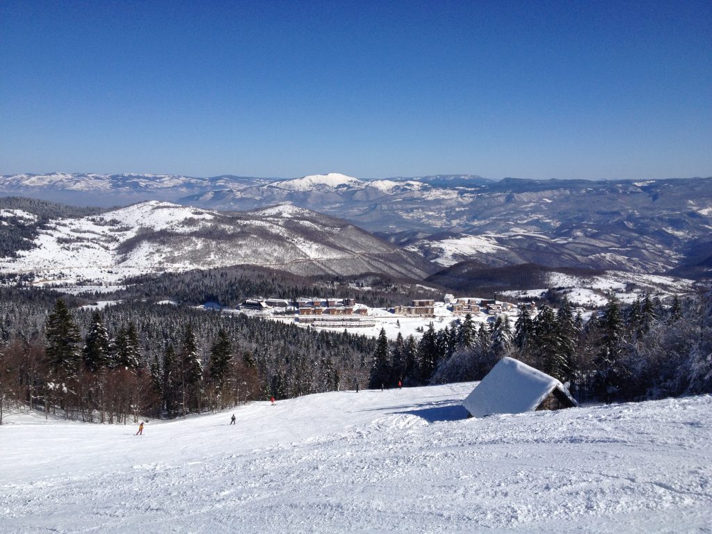 Uitzicht vanaf de Bjelašnica, met besneeuwde hellingen en een helder wit winterlandschap