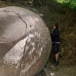 Ronde stenen van Zavidovići, natuurlijk gevormde bolvormige rotsen verspreid in een bosrijke omgeving in Bosnië en Herzegovina.