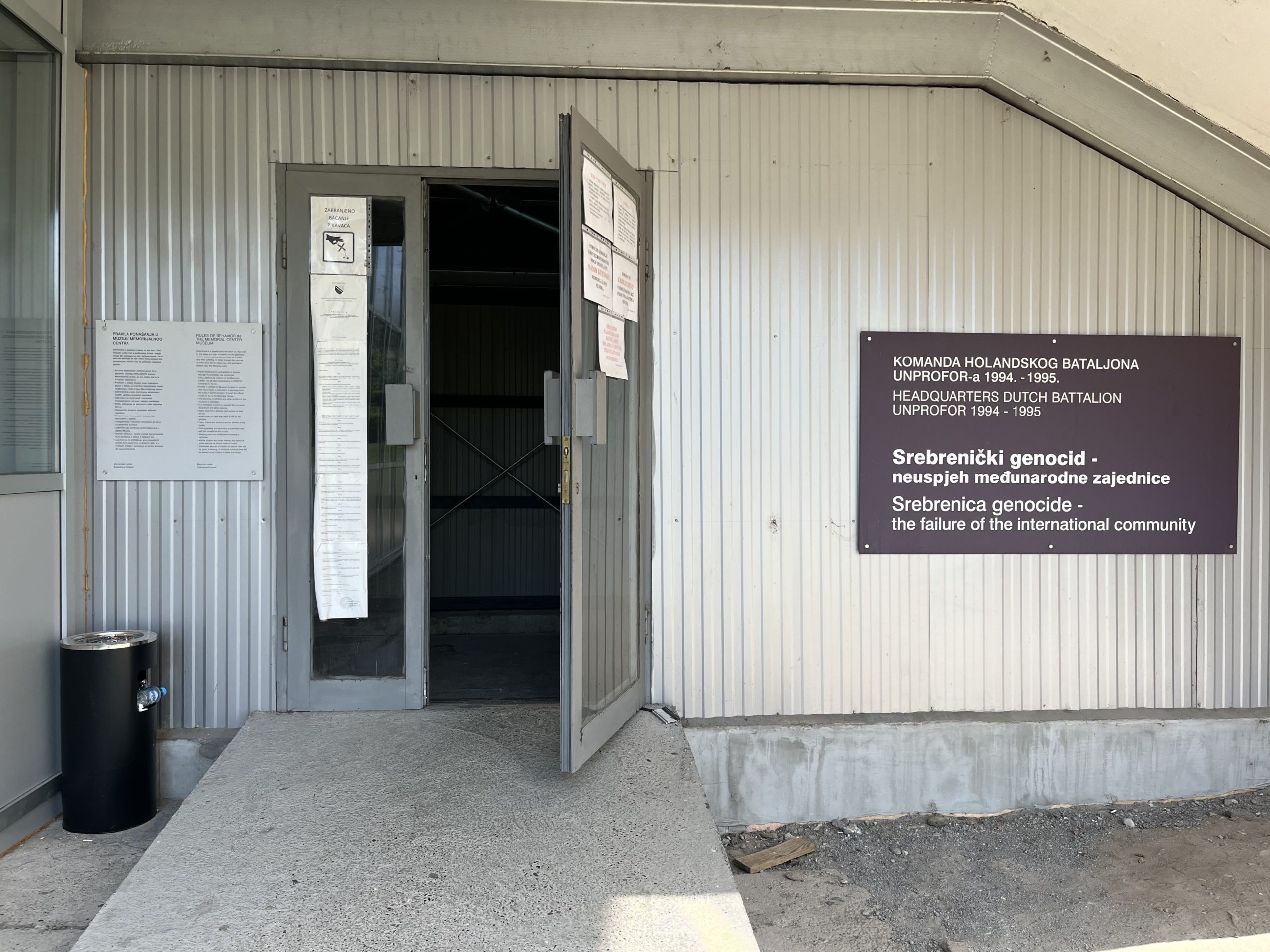 Ingang van de tentoonstelling 'Failure of the International Community' in het Srebrenica Memorial Center, met panelen over het falen van VN-troepen en internationale politiek in 1995.