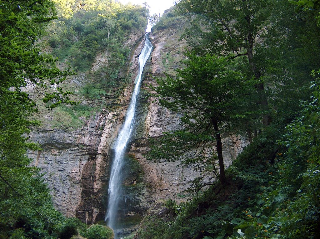 Skakavac-waterval in het Perućica-oerbos, Nationaal Park Sutjeska, Bosnië en Herzegovina