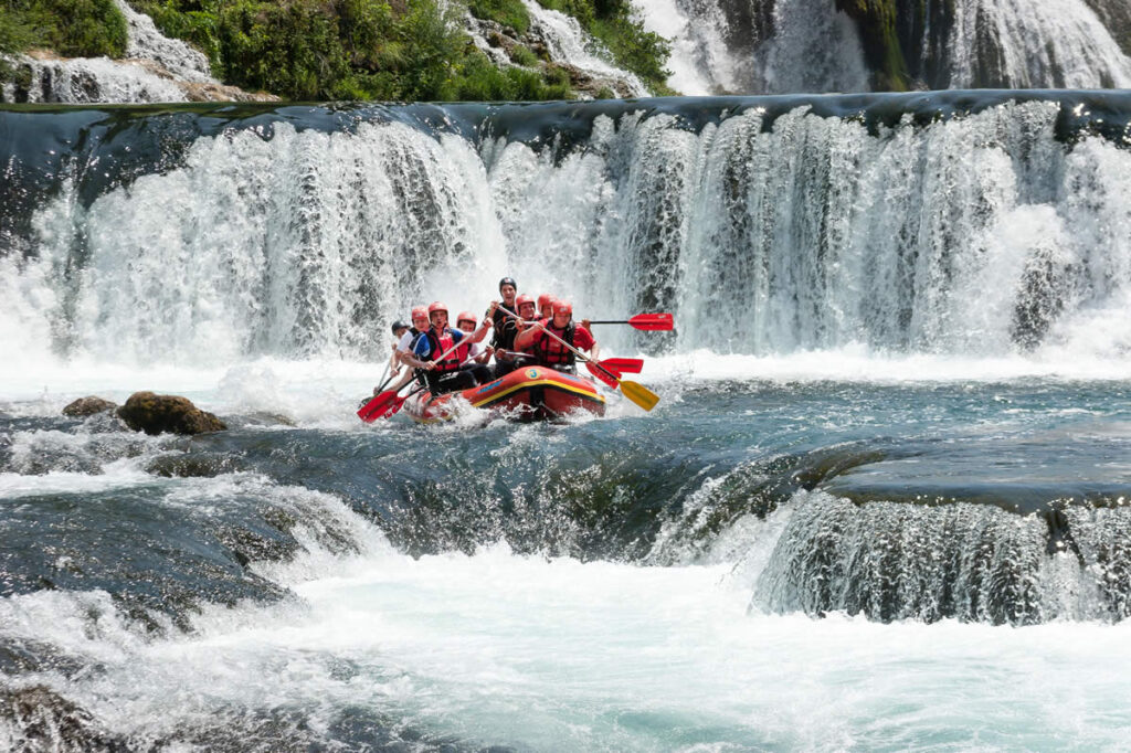 Raften op de Una rivier bij Štrbački Buk in Bosnië