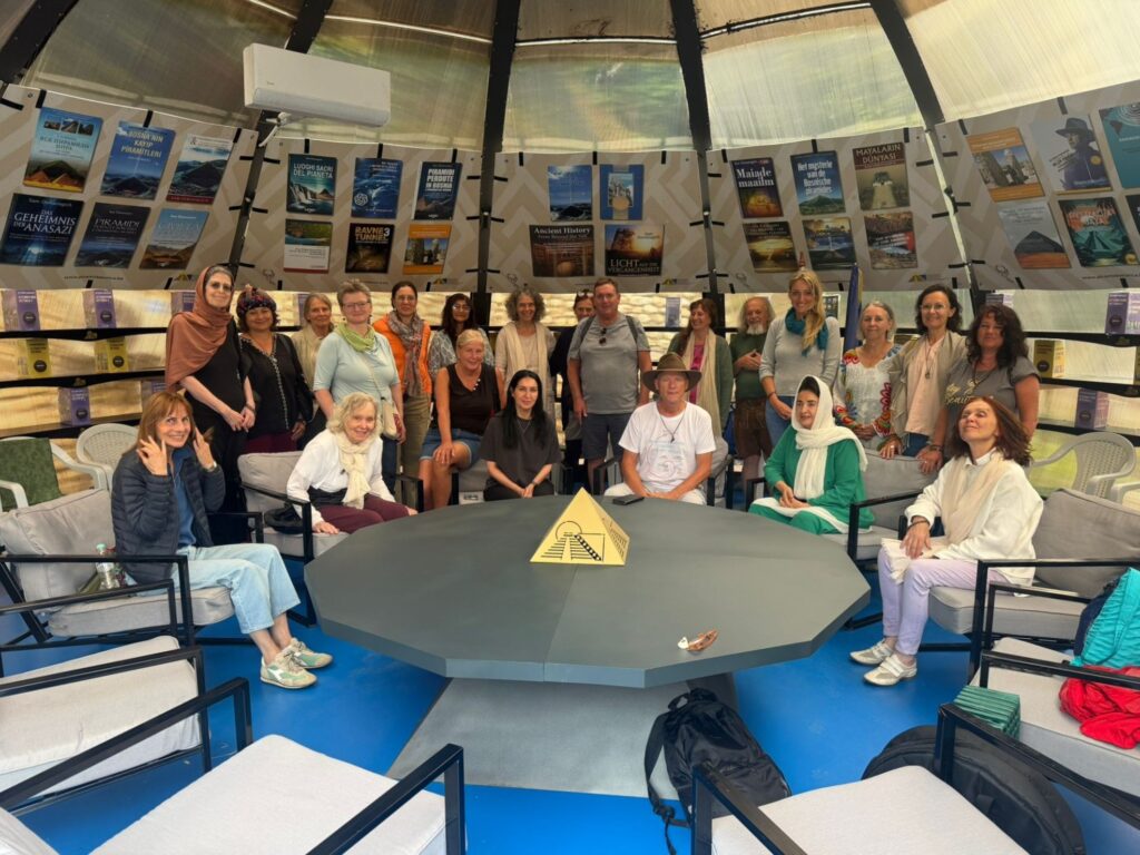 Semir Osmanagic met een groep bezoekers in Visoko, na de afsluiting van een lezing over de Bosnische Piramides Semir Osmanagic met een groep bezoekers in Visoko, na de afsluiting van een lezing over de Bosnische Piramides