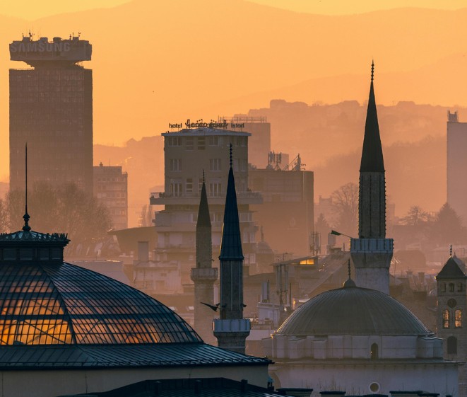 Skyline van Sarajevo, gezien van Bascarsija, met op de voorgrond Vijecnica