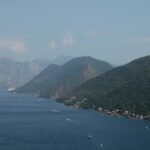 Baai van Kotor in Montenegro met bootjes, bergen en de eilandjes Our Lady of the Rocks (Onze Vrouwe van de Rots) en Sveti Đorđe (St. Joris) bij Perast, tijdens een familiereis door Bosnië en Herzegovina en Montenegro