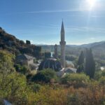Uitzicht vanuit het historische dorp Počitelj over de Neretva in Bosnië en Herzegovina
