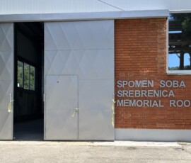 De ingang van de herdenkingsruimte in Potočari bij Srebrenica, een plek van reflectie en eerbetoon aan de slachtoffers van de genocide van 1995. Herdenkingsruimte in Potočari bij Srebrenica, gewijd aan de slachtoffers van de genocide
