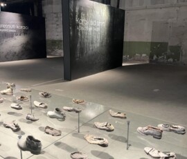 Een indringende expositie in Potočari, Srebrenica, met schoenen van mannen die tijdens de genocide van 1995 probeerden te ontsnappen via de bergen. Een tastbare herinnering aan het leed en de vluchtpogingen. Gevonden schoenen van mannen die via de bergen probeerden te vluchten tijdens de genocide, expositie in Potočari, Srebrenica