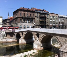 De Latijnse Brug in Sarajevo, bekend als de plek waar in 1914 aartshertog Franz Ferdinand en zijn vrouw Sophie werden vermoord door Gavrilo Princip, een gebeurtenis die de Eerste Wereldoorlog inluidde. Een belangrijk historisch monument in Bosnië en Herzegovina en geheel Europa. De Latijnse Brug in Sarajevo, bekend als de plek van de moord op aartshertog Franz Ferdinand in 1914 en het begin van de Eerste Wereldoorlog
