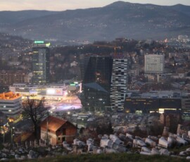 Uitzicht over Sarajevo gezien vanaf de historische oude Joodse begraafplaats, met de omliggende heuvels en stadsgezichten die samen het unieke karakter van de stad tonen. Uitzicht op Sarajevo vanaf de oude Joodse begraafplaats, met zicht op de stad en omliggende heuvels
