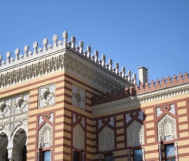 De Vijećnica is een prachtig gebouw gebouwd tijdens de Oostenrijks-Hongaarse overheersing in Bosnië en Herzegovina, gelegen aan de rivier de Miljacka in Sarajevo. Het diende vroeger als stadhuis en nationale bibliotheek en is een belangrijk cultureel monument. Vijećnica, het gerestaureerde stadhuis van Sarajevo en voormalig nationaal bibliotheekgebouw