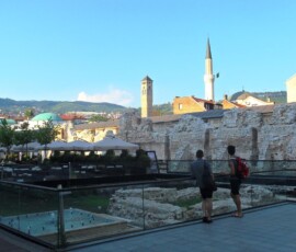 Uitzicht op het historische centrum van Sarajevo, Baščaršija, met de minaret van de Gazi-Husrev-Begmoskee en de klokkentoren het stadsbeeld kenmerken. Een plek vol geschiedenis en cultuur in het hart van Bosnië en Herzegovina. Uitzicht op Baščaršija met een minaret en de klokkentoren in Sarajevo, Bosnië en Herzegovina