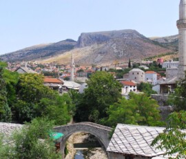 De Kriva Ćuprija is een charmante kleine stenen boogbrug in Mostar, bekend om zijn unieke vorm en rustige ligging temidden van de Oude Stad. Een prachtig voorbeeld van traditionele Ottomaanse architectuur. De karakteristieke Kriva Ćuprija, een kleine stenen boogbrug in Mostar