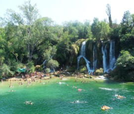 De Kravica watervallen bij Studenci zijn een prachtig natuurfenomeen, populair bij bezoekers vanwege het kristalheldere water en het weelderige groene landschap rondom de watervallen. Kravica watervallen nabij Studenci, een indrukwekkend natuurwonder met helder water omgeven door groen