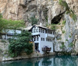 Blagaj Tekke is een eeuwenoud Dervisch klooster gelegen aan de bron van de rivier de Buna in Bosnië en Herzegovina, bekend om zijn serene sfeer en prachtige natuurlijke omgeving. Blagaj Tekke, een historisch Dervisch klooster gelegen aan de rivier de Buna in Bosnië en Herzegovina
