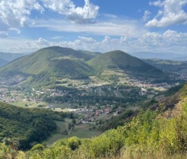 Een panoramisch uitzicht op de Bosnische piramides in Visoko, een mysterieus complex van heuvels dat door wordt beschouwd als oude piramidevormige structuren, omgeven door weelderige natuur. Panoramisch uitzicht op de Bosnische piramides bij Visoko, omringd door groene heuvels
